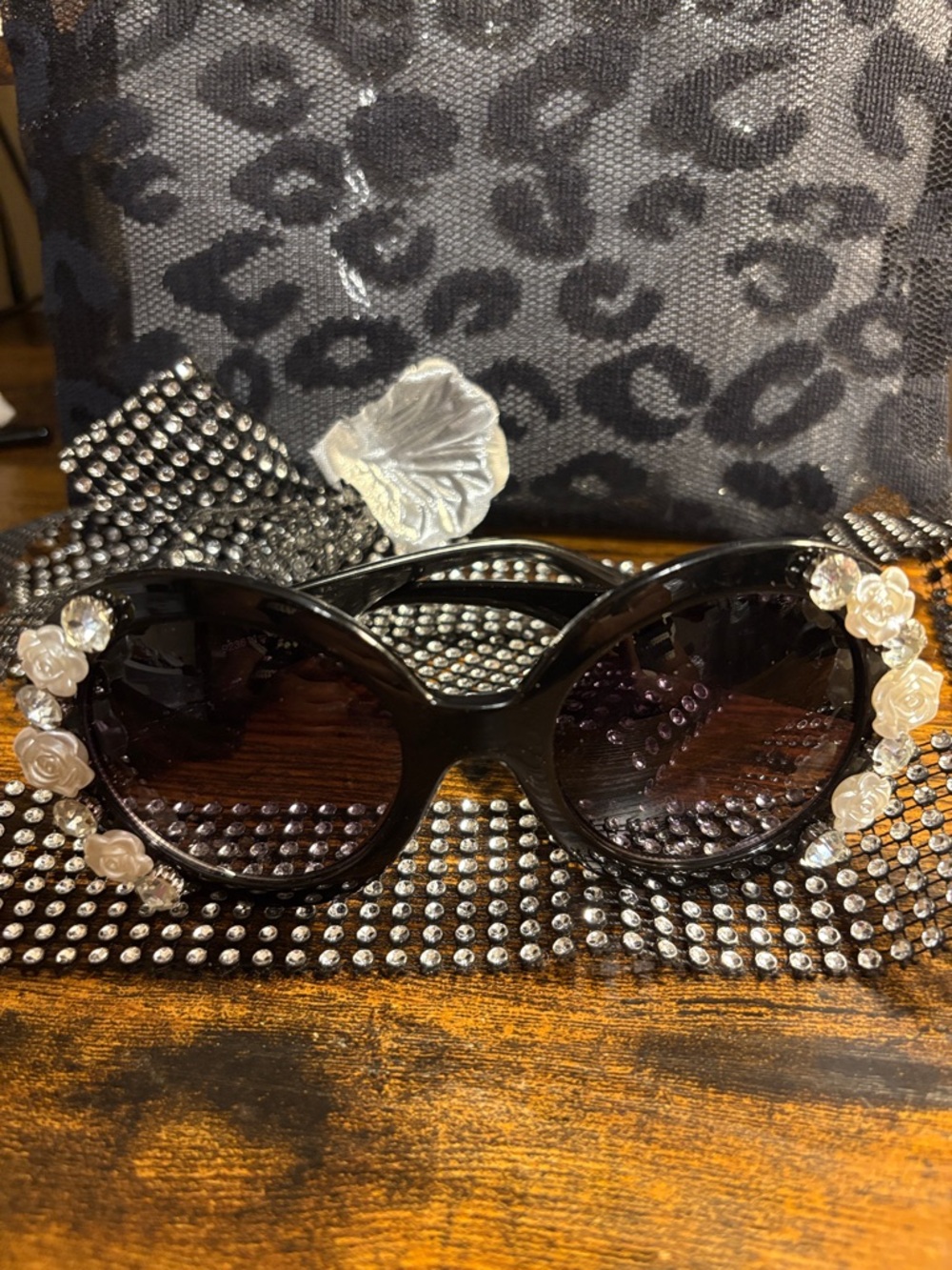 Black Floral-Appliqué Round Sunglasses~ Queen’s Request👑🕊️💋